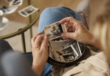 osoba przeglądająca zdjęcia