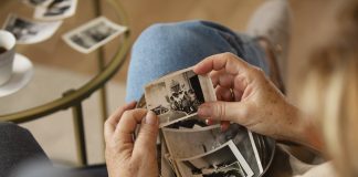 osoba przeglądająca zdjęcia