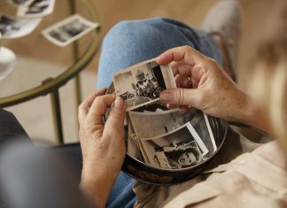osoba przeglądająca zdjęcia