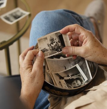 osoba przeglądająca zdjęcia