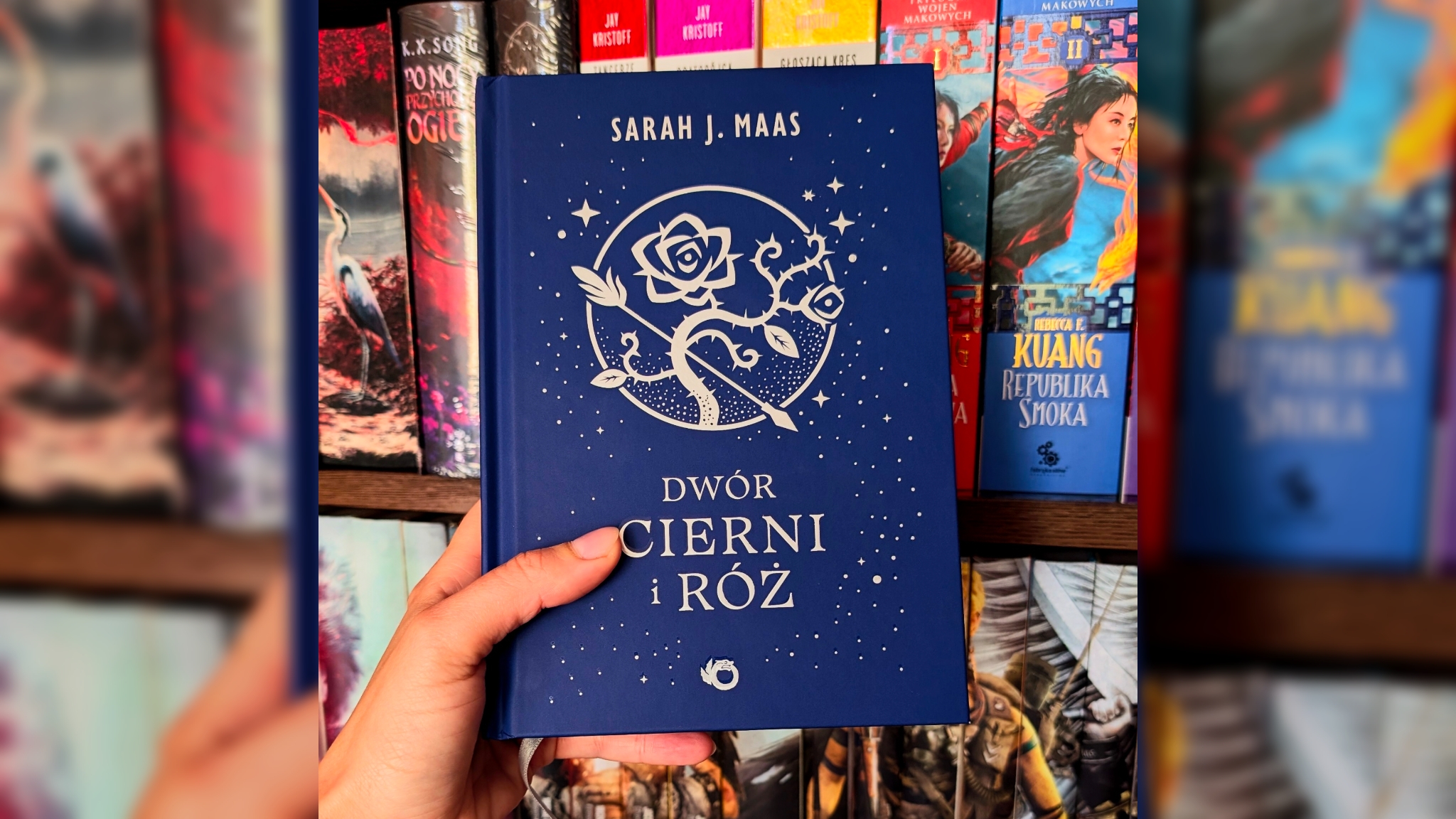 „Dwór cierni i róż” Sarah J. Maas – baśniowe romantasy [recenzja]
