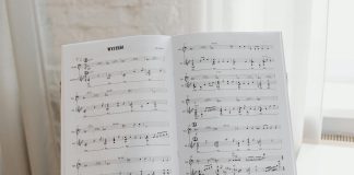 Skąd brać nuty do pianina? Papierowe śpiewniki czy PDF?