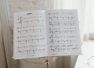 Skąd brać nuty do pianina? Papierowe śpiewniki czy PDF?