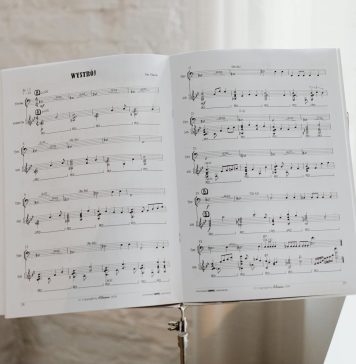 Skąd brać nuty do pianina? Papierowe śpiewniki czy PDF?