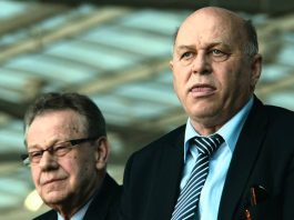 Filmowa Strefa Kibica pod Wawelem już w nadchodzącym tygodniu. Obrazek przedstwia postać Grzegorza Lato w towarzystwie innego działacza PZPN na trybunach stadionu
