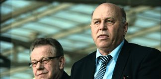 Filmowa Strefa Kibica pod Wawelem już w nadchodzącym tygodniu. Obrazek przedstwia postać Grzegorza Lato w towarzystwie innego działacza PZPN na trybunach stadionu