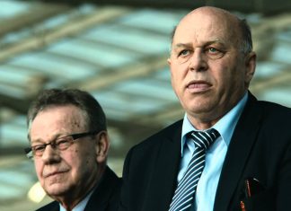 Filmowa Strefa Kibica pod Wawelem już w nadchodzącym tygodniu. Obrazek przedstwia postać Grzegorza Lato w towarzystwie innego działacza PZPN na trybunach stadionu