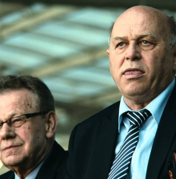 Filmowa Strefa Kibica pod Wawelem już w nadchodzącym tygodniu. Obrazek przedstwia postać Grzegorza Lato w towarzystwie innego działacza PZPN na trybunach stadionu