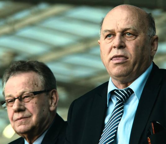 Filmowa Strefa Kibica pod Wawelem już w nadchodzącym tygodniu. Obrazek przedstwia postać Grzegorza Lato w towarzystwie innego działacza PZPN na trybunach stadionu