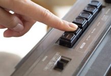 Jak daleko sięga posłuszeństwo? Eksperyment Milgrama osoba wciskająca przycisk