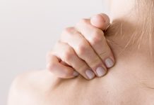 Rogowacenie okołomieszkowe. Skąd biorą się małe krostki na rękach i nogach? skóra