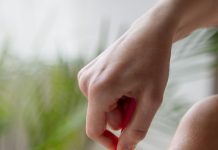 Podrażnienia po goleniu i wrastające włoski. Jak sobie z nimi radzić? Golenie nóg