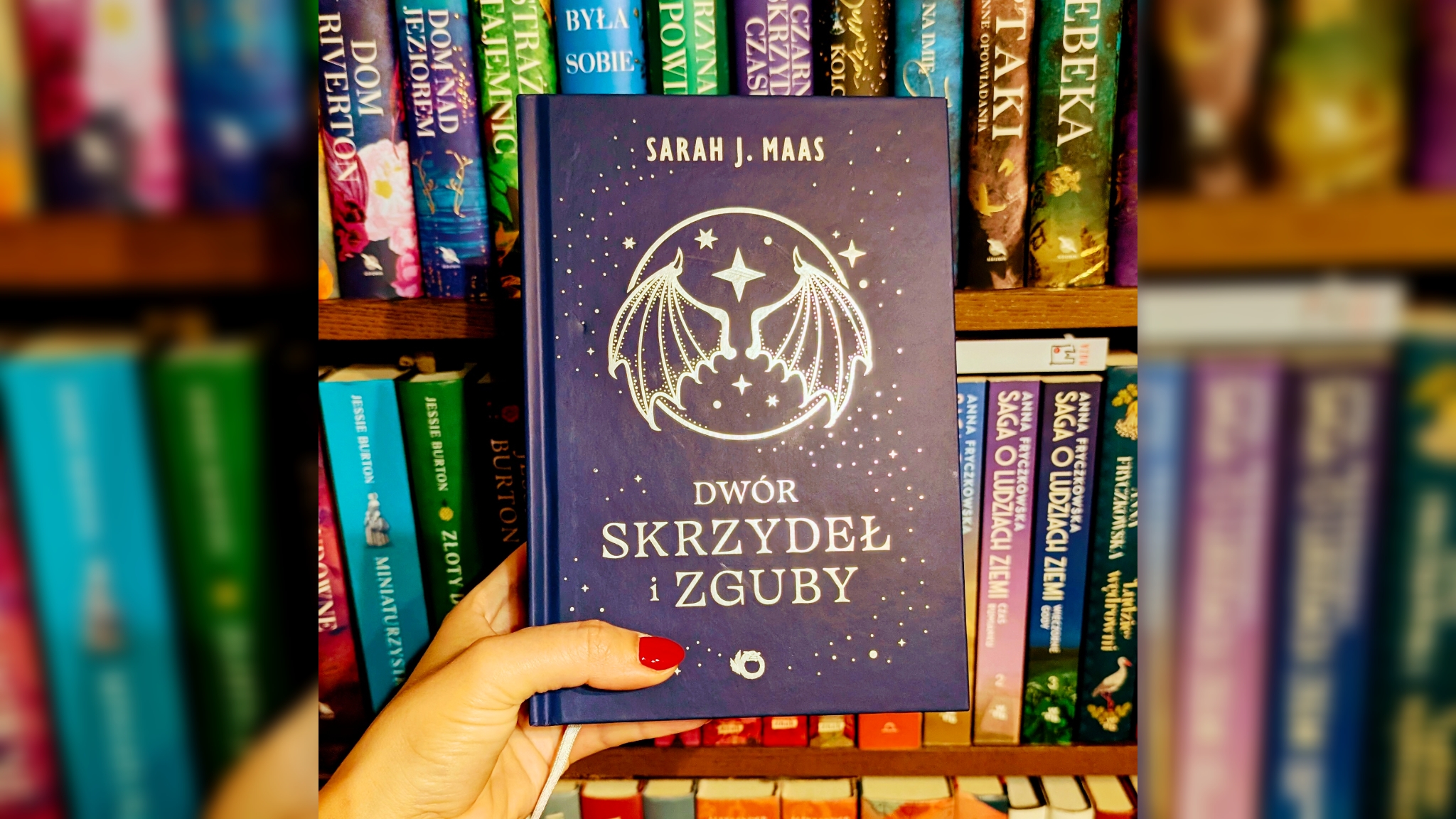 Finał pełen emocji, magii i wojny w Prythianie – „Dwór skrzydeł i zguby” Sarah J. Maas