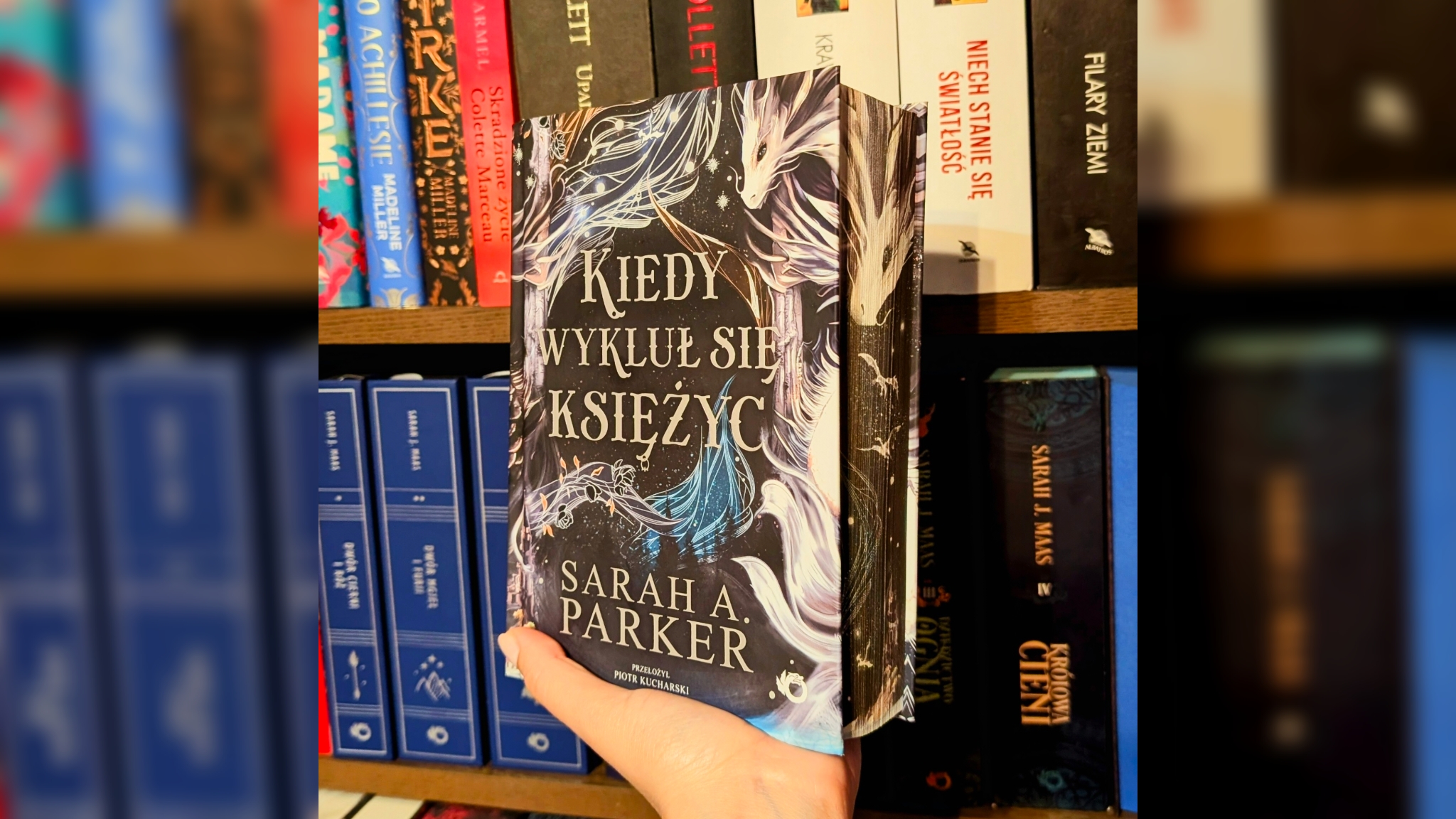 „Kiedy wykluł się Księżyc” Sarah A. Parker zachwyca, imponuje i… wystawia cierpliwość na próbę