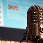 Mroczne zagadki w słuchawkach. Dlaczego na punkcie true crime oszalał cały świat? fenomen true crime