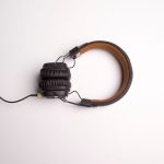 Słuchawki w uszach i kawa w ręku. Dlaczego podcasty lifestylowe zastąpiły nam poranne radio? podcasty lifestylowe