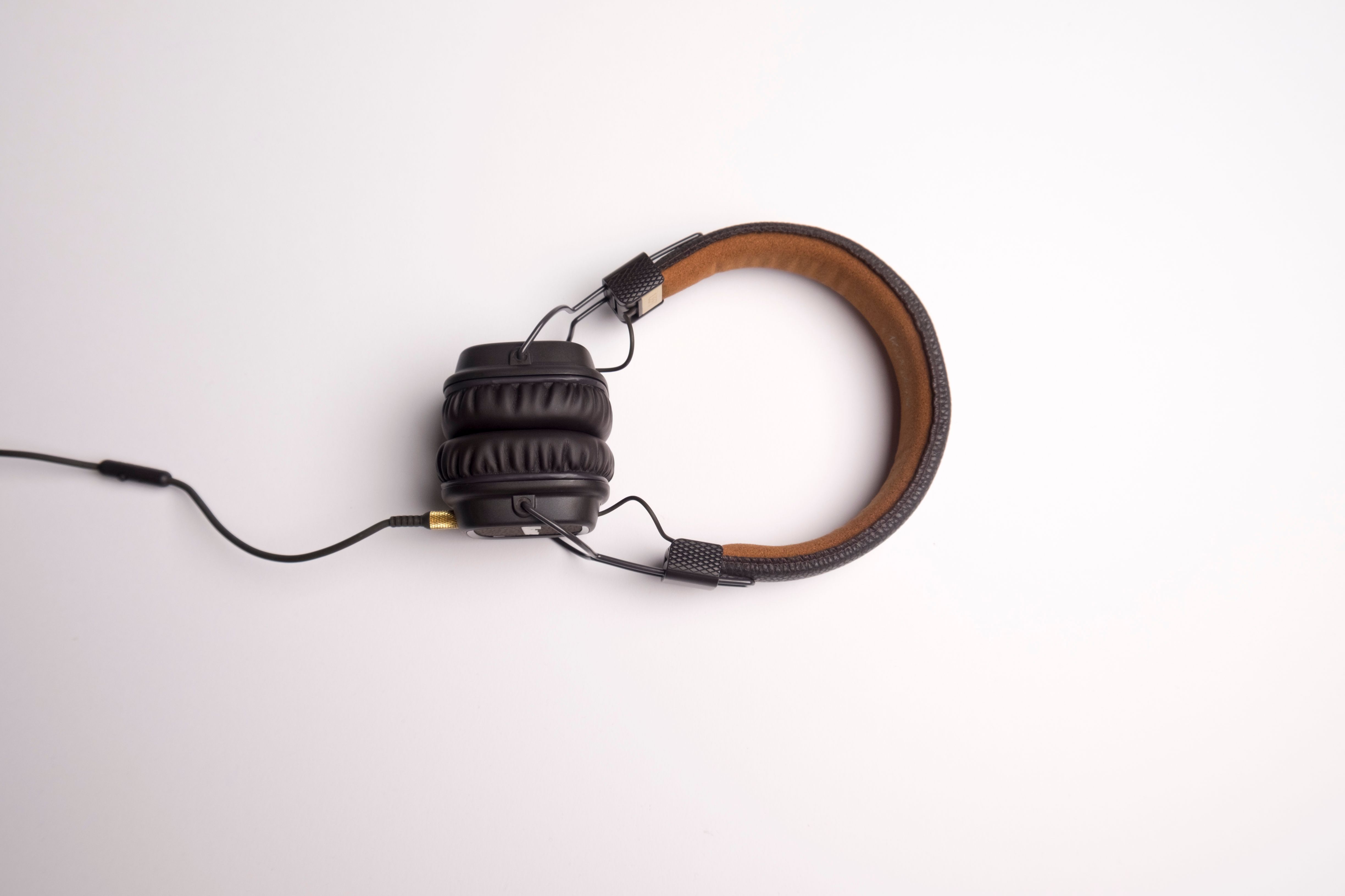 Słuchawki w uszach i kawa w ręku. Dlaczego podcasty lifestylowe zastąpiły nam poranne radio?