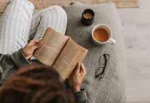 Płaczące nastolatki i puste półki. Jak fenomen BookToka całkowicie zmienił rynek wydawniczy? fenomen BookToka