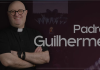 Uśmiechnięty męzczyzna w okrągłych okularach i koszule z koloratką na tle zdjęcia sceny festiwalowej. Napis Padre Guilherme