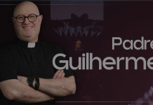 Padre Guilherme ponownie w Polsce. Techno-ksiądz zagra w Opolu! Uśmiechnięty męzczyzna w okrągłych okularach i koszule z koloratką na tle zdjęcia sceny festiwalowej. Napis Padre Guilherme