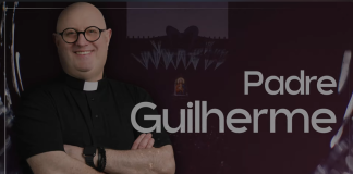 Uśmiechnięty męzczyzna w okrągłych okularach i koszule z koloratką na tle zdjęcia sceny festiwalowej. Napis Padre Guilherme