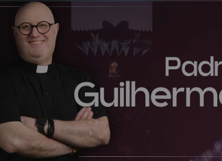 Uśmiechnięty męzczyzna w okrągłych okularach i koszule z koloratką na tle zdjęcia sceny festiwalowej. Napis Padre Guilherme