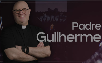 Uśmiechnięty męzczyzna w okrągłych okularach i koszule z koloratką na tle zdjęcia sceny festiwalowej. Napis Padre Guilherme