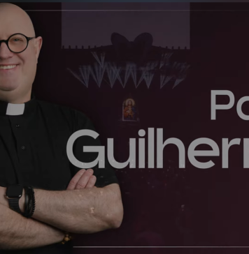 Uśmiechnięty męzczyzna w okrągłych okularach i koszule z koloratką na tle zdjęcia sceny festiwalowej. Napis Padre Guilherme