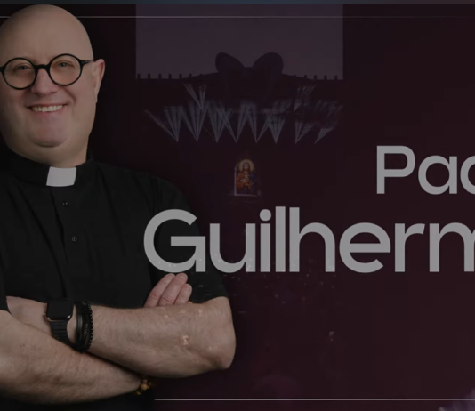 Uśmiechnięty męzczyzna w okrągłych okularach i koszule z koloratką na tle zdjęcia sceny festiwalowej. Napis Padre Guilherme