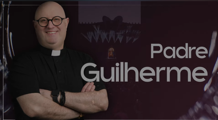 Uśmiechnięty męzczyzna w okrągłych okularach i koszule z koloratką na tle zdjęcia sceny festiwalowej. Napis Padre Guilherme