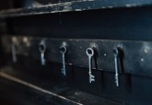 Zamknięci z własnej woli. Skąd wziął się gigantyczny fenomen escape roomów? fenomen escape roomów
