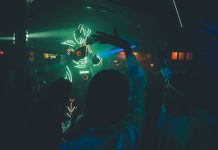 Komfort słuchania muzyki z wygłuszających słuchawek silent disco