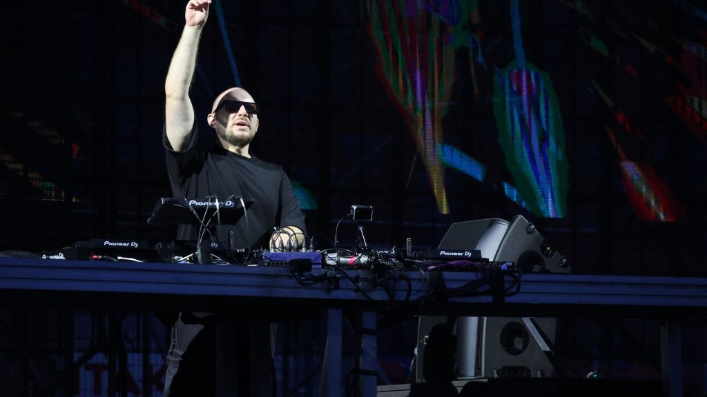 DJ Skytech za konsoletą w otoczeniu efektów świetlnych i laserów na koncercie W górę serca w Opolu