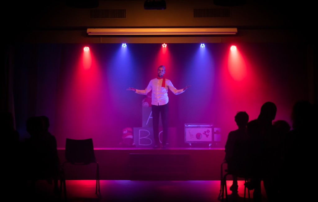 Stand-up od kuchni: jak powstaje godzinny program i czym różni się od kabaretu