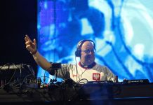 Ksiądz DJ Padre Guilherme grający za konsoletą podczas koncertu W górę serca w Opolu