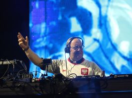 Ksiądz DJ Padre Guilherme grający za konsoletą podczas koncertu W górę serca w Opolu