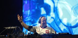 Ksiądz DJ Padre Guilherme grający za konsoletą podczas koncertu W górę serca w Opolu