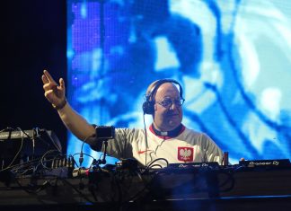 Ksiądz DJ Padre Guilherme grający za konsoletą podczas koncertu W górę serca w Opolu