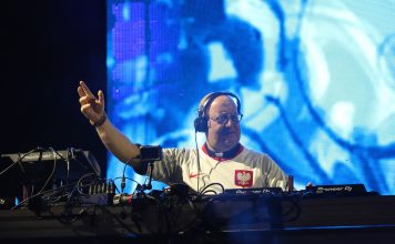 Ksiądz DJ Padre Guilherme grający za konsoletą podczas koncertu W górę serca w Opolu