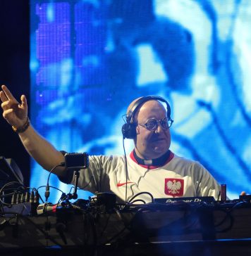 Ksiądz DJ Padre Guilherme grający za konsoletą podczas koncertu W górę serca w Opolu