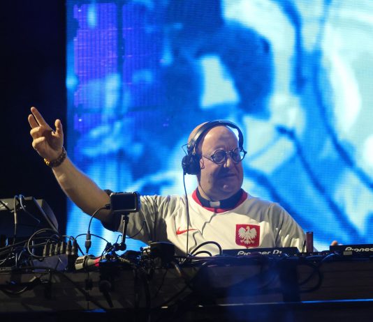 Ksiądz DJ Padre Guilherme grający za konsoletą podczas koncertu W górę serca w Opolu