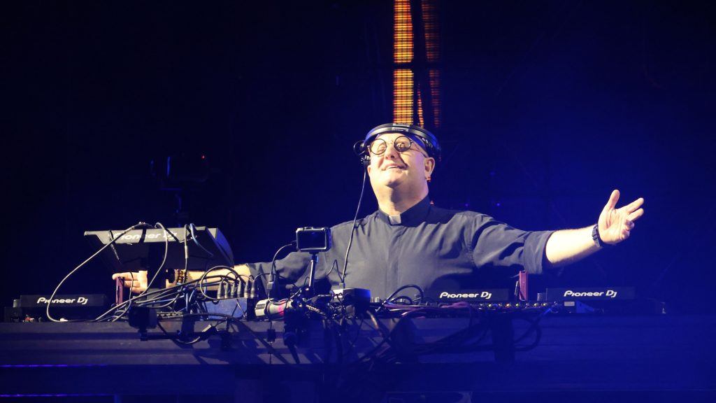 Ksiądz DJ Padre Guilherme grający za konsoletą podczas koncertu W górę serca w Opolu