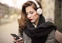 Mniej skipowania, więcej słuchania. Czy jesteśmy zmęczeni nadmiarem muzyki? open.fm