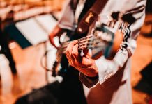 Występ muzyczny na evencie firmowym – Jak stworzyć niezapomnianą atmosferę Występ muzyczny