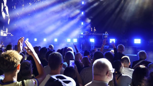 Uczestnicy bawiący się pod sceną koncertu W górę serca na stadionie w Opolu