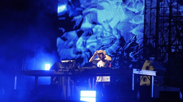 Ksiądz DJ Padre Guilherme grający za konsoletą podczas koncertu W górę serca w Opolu