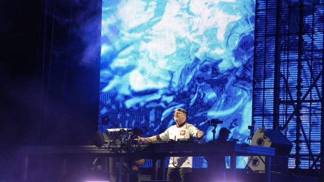 Ksiądz DJ Padre Guilherme grający za konsoletą podczas koncertu W górę serca w Opolu