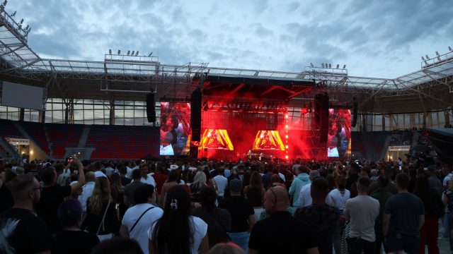 Uczestnicy bawiący się pod sceną koncertu W górę serca na stadionie w Opolu