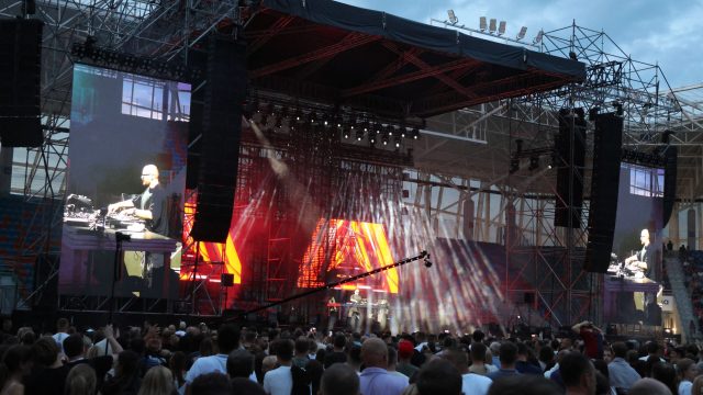 Uczestnicy bawiący się pod sceną koncertu W górę serca na stadionie w Opolu