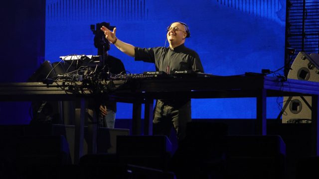 Ksiądz DJ Padre Guilherme grający za konsoletą podczas koncertu W górę serca w Opolu